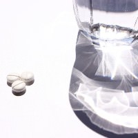 錠剤と水
